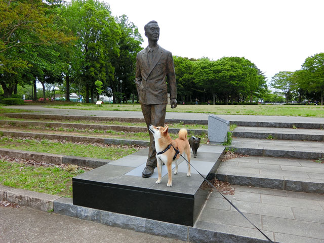 銅像と柴犬