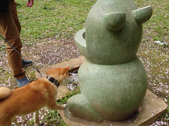 歩埼林公園の像と柴犬